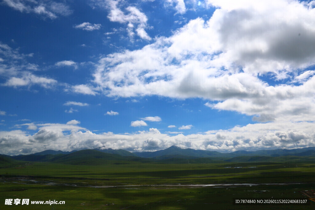 草原蓝天美景