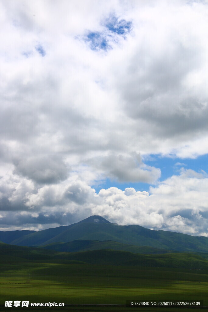 草原山峦间的壮丽天空