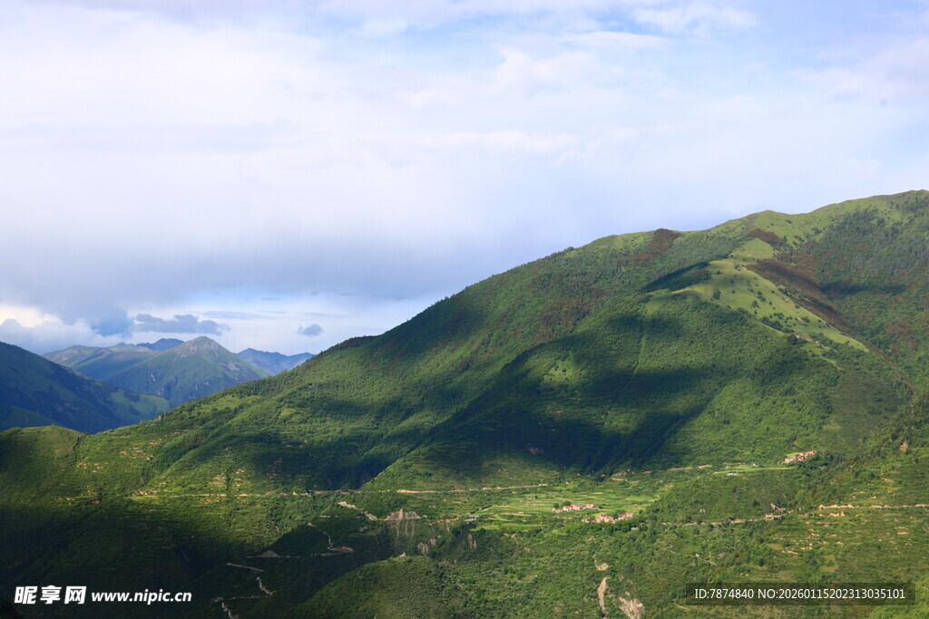 青山绿野间的山间美景