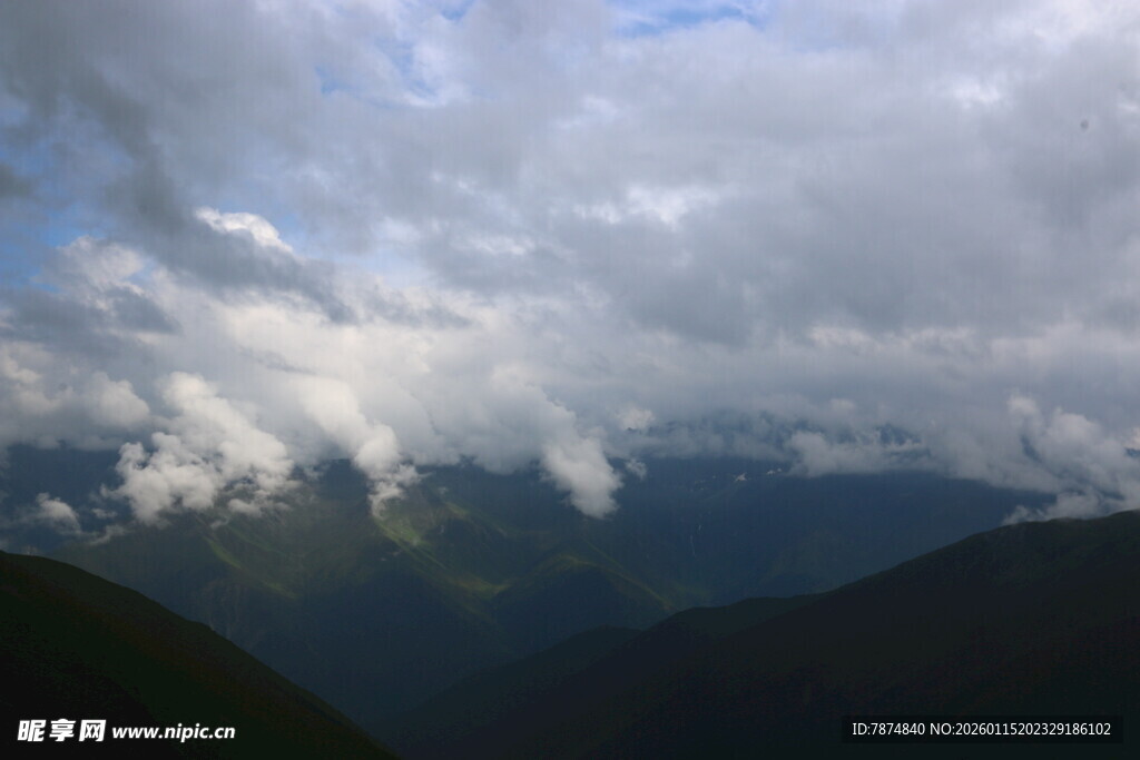 山间云海景观图