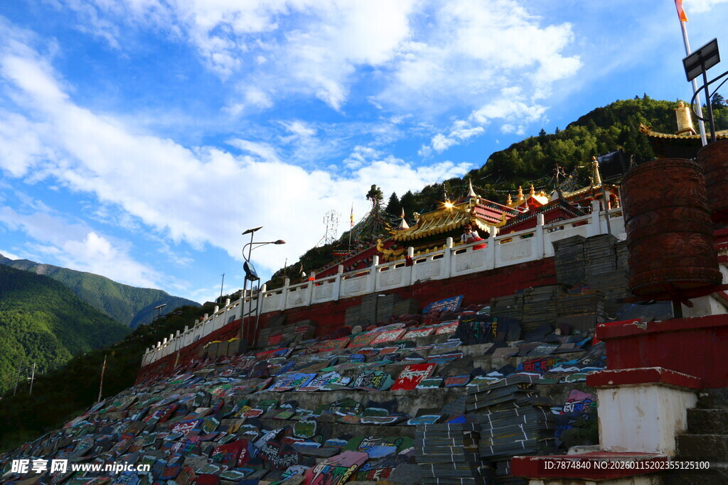 藏区多彩经幡装饰的建筑