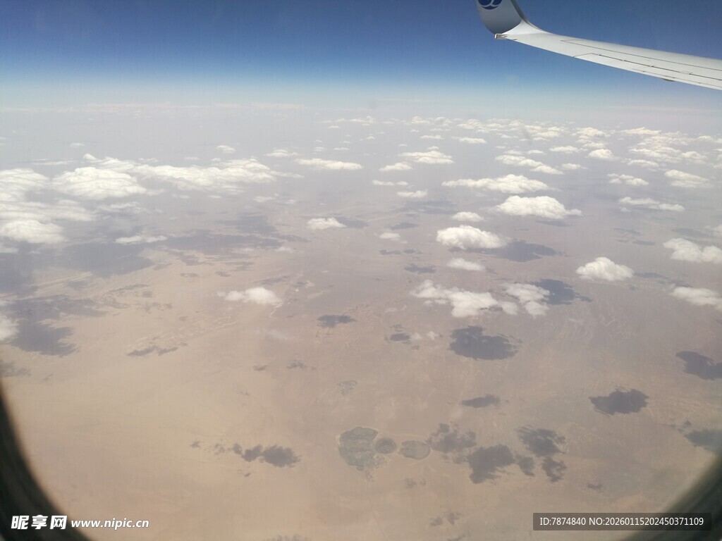机窗外的云海与大地景观
