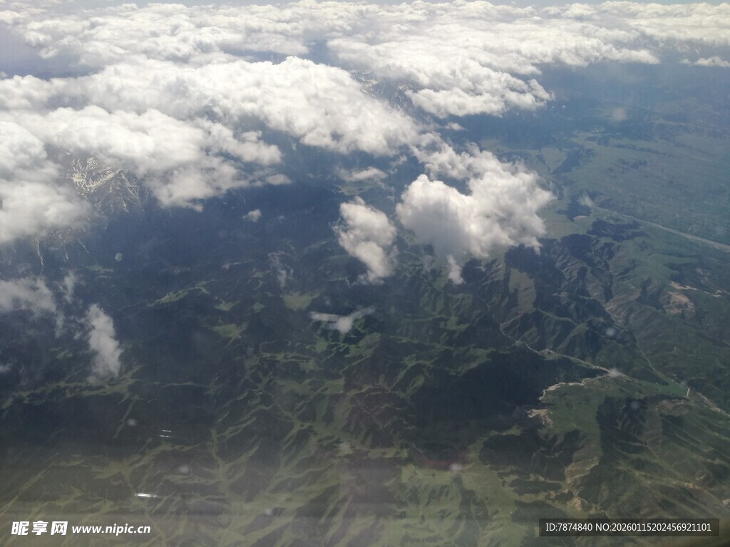 高空俯瞰云海与山川景色