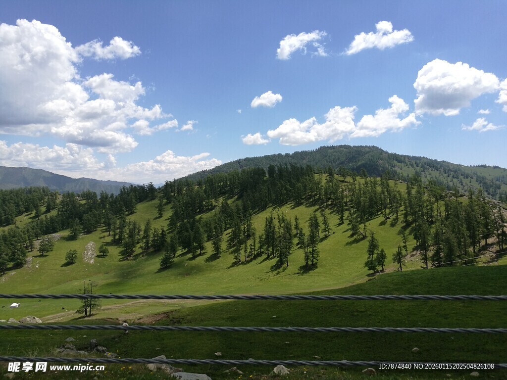 青山绿树蓝天白云美景
