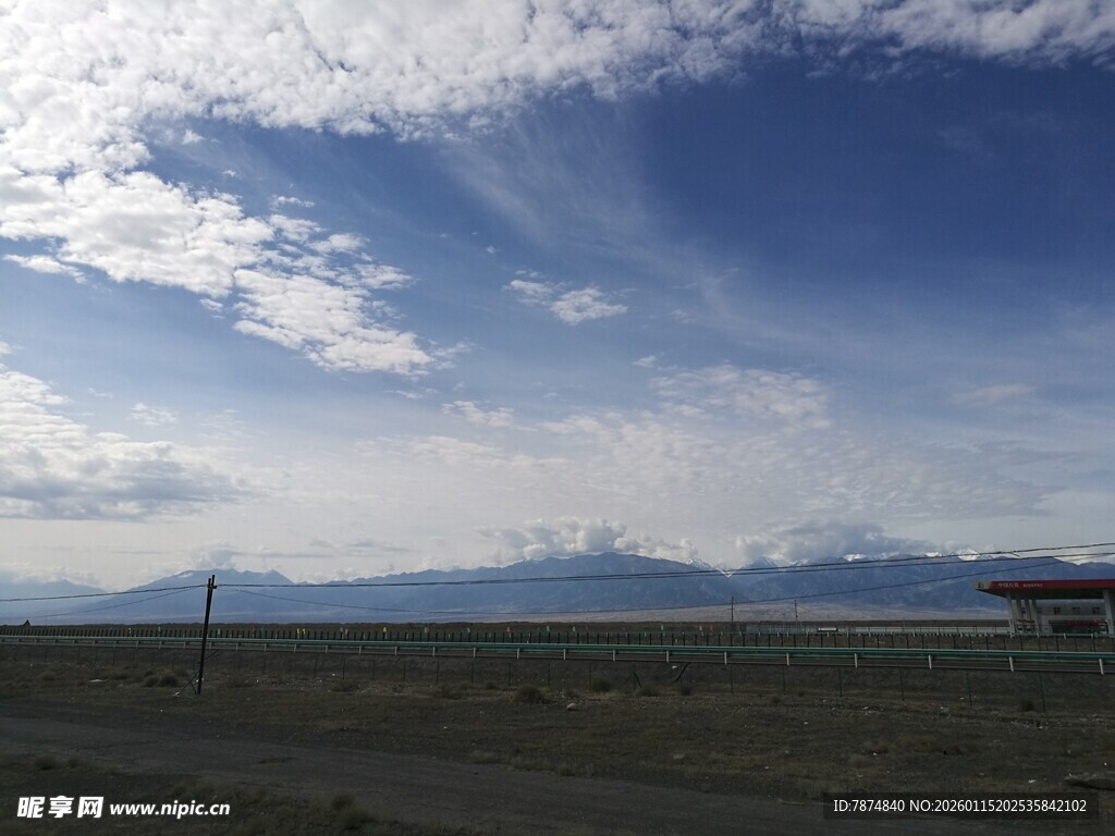 草原风光与远处雪山美景