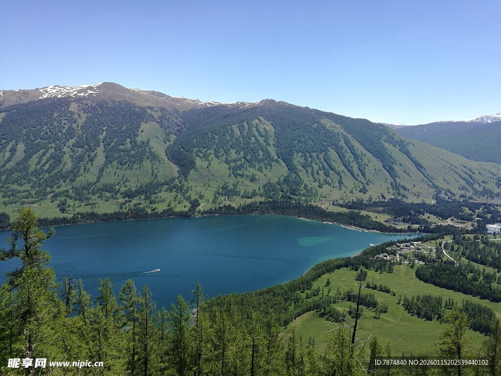 高山环抱的静谧蓝色湖泊