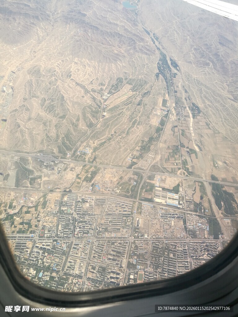 机窗外的大地景观
