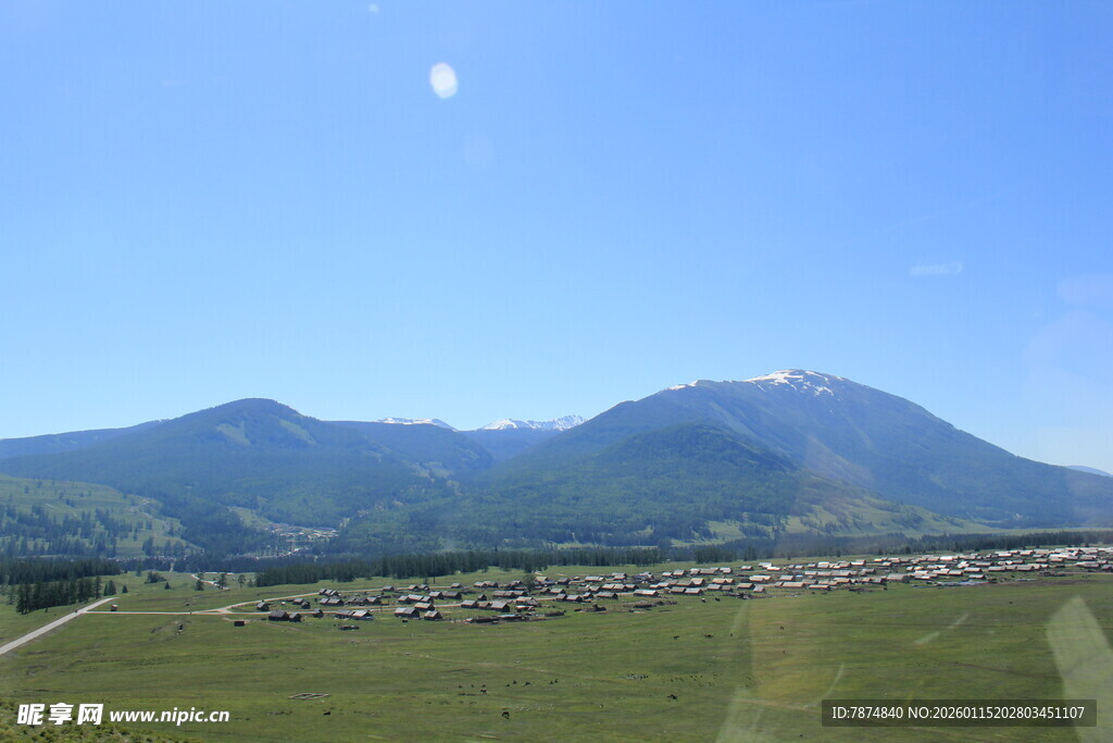 草原远山蓝天美景