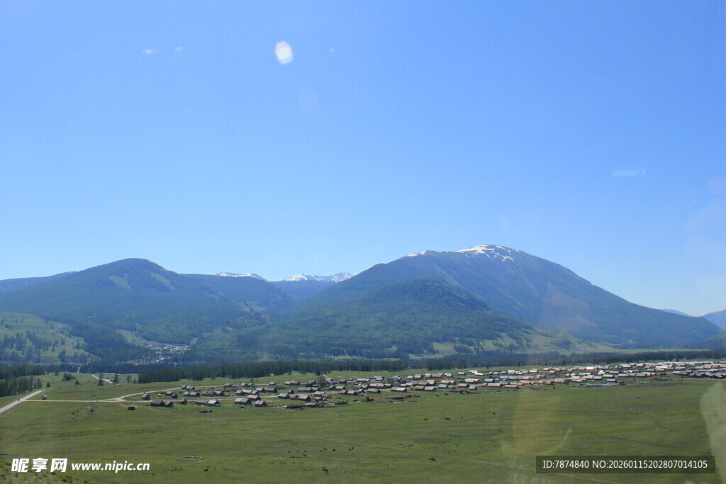 青山绿野间的开阔景致