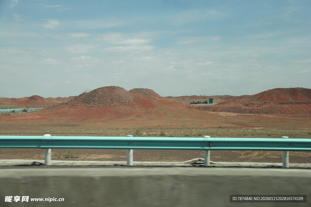 公路旁的红土山丘景观