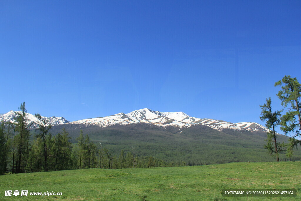 草原雪山美景
