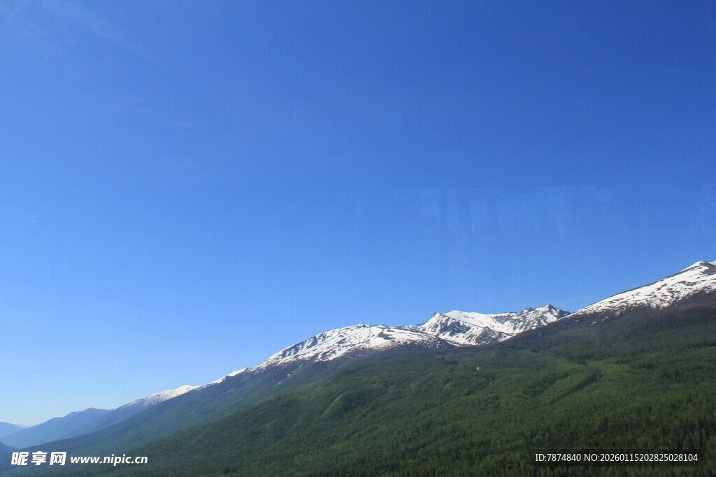 雪山下的翠绿山峦