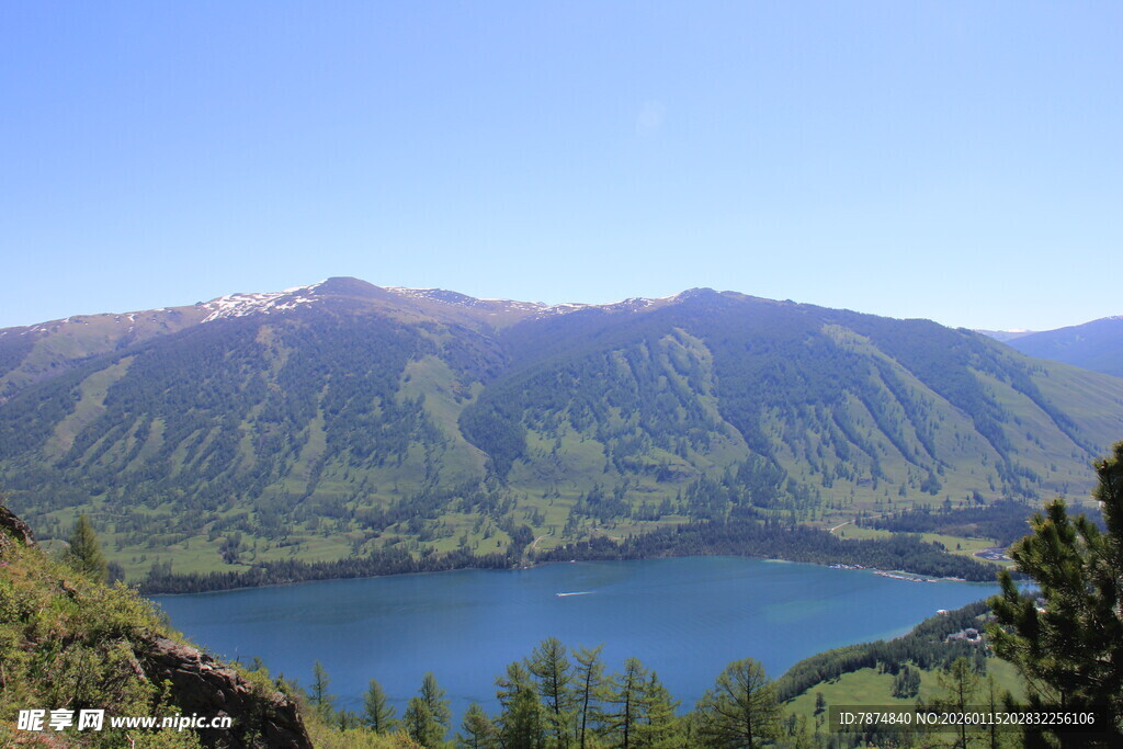 高山环抱的静谧蓝色湖泊