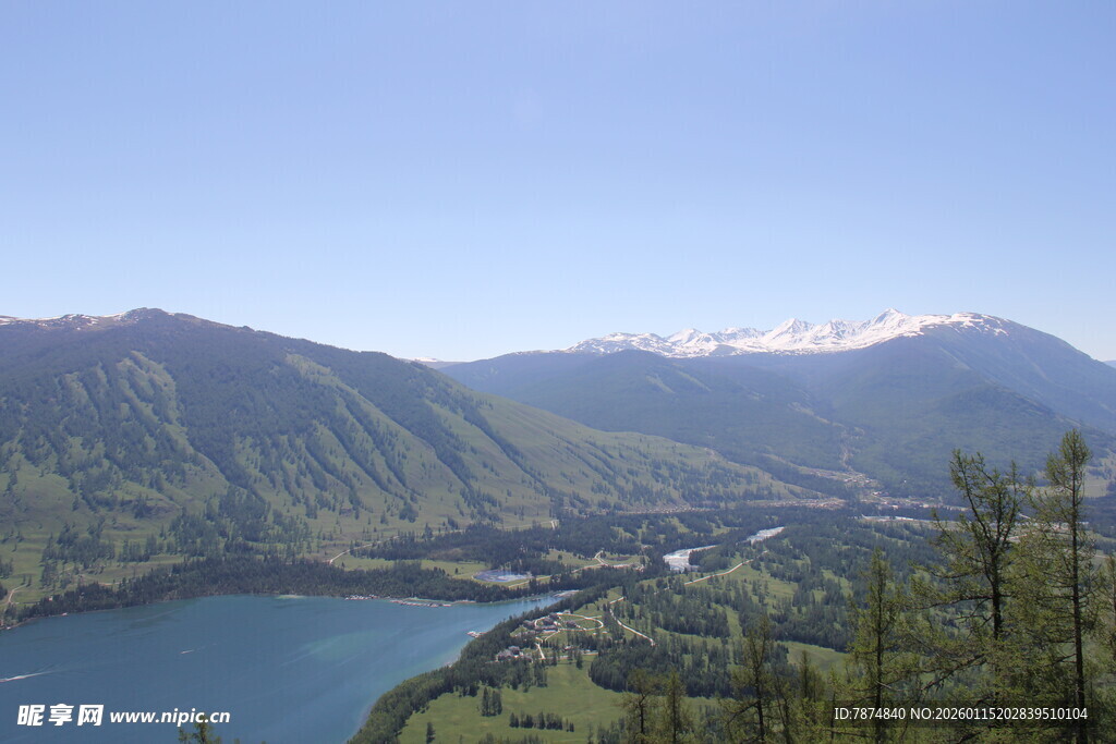 山间湖畔美景