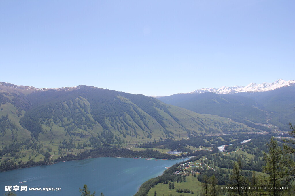 高山湖泊美景