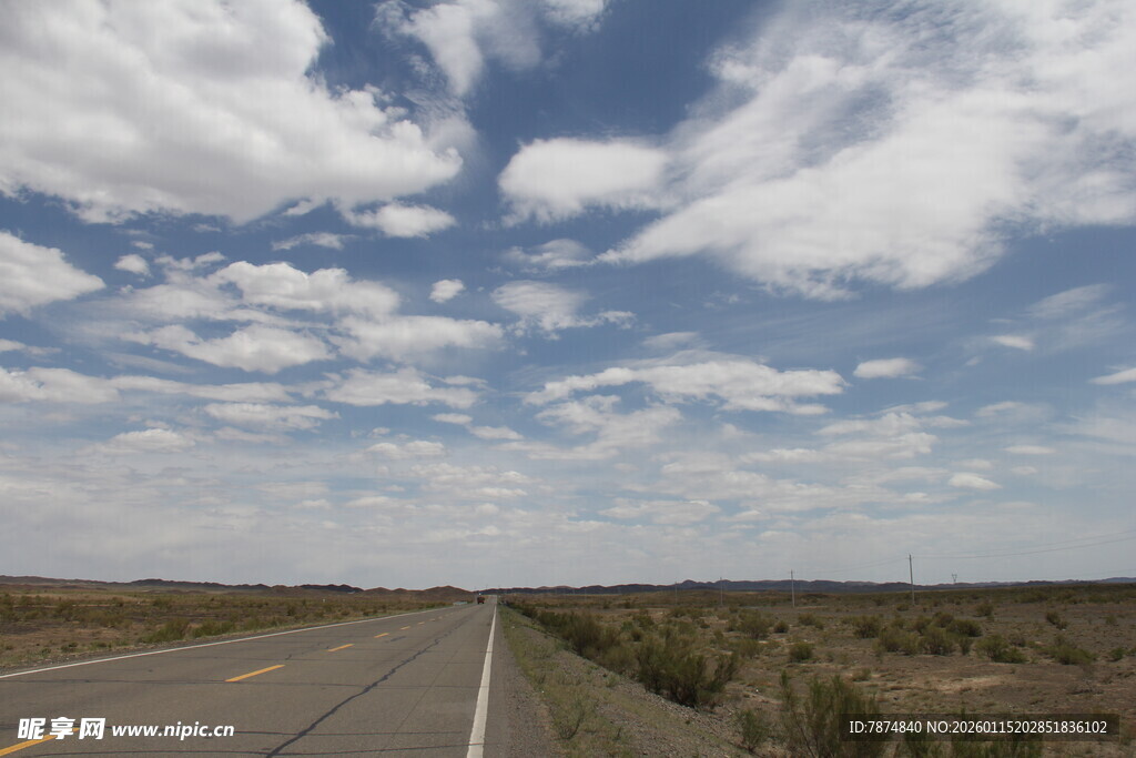 空旷公路与蓝天白云美景