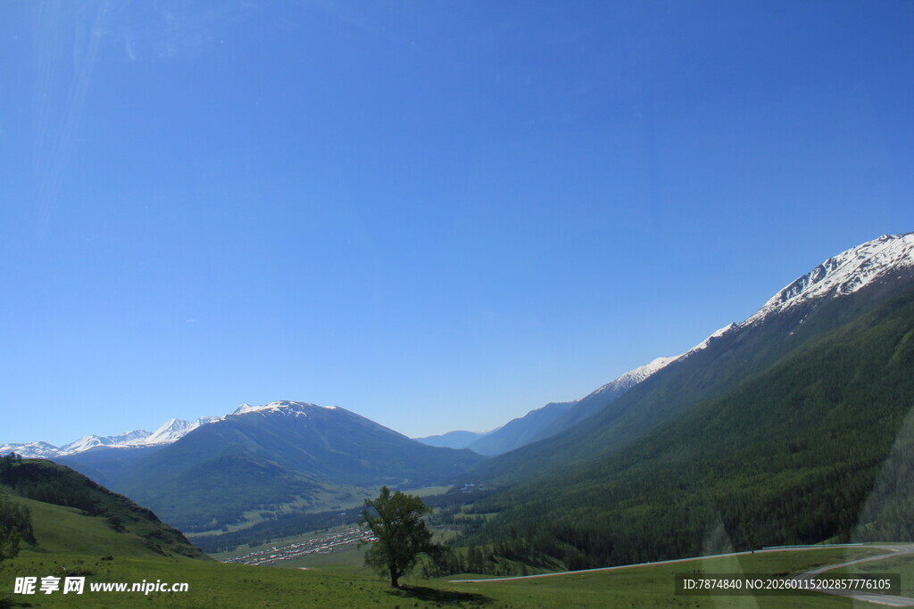 高山绿野间的壮丽风光
