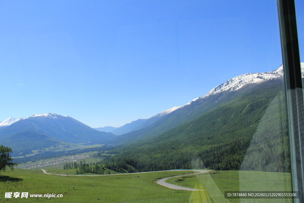 窗外壮美山间风景