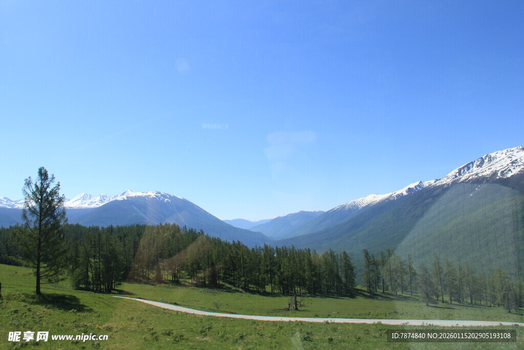 山间美景 蓝天白云映青山