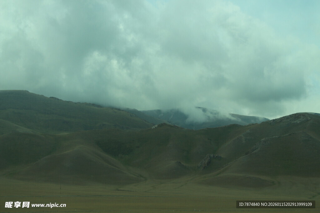 云雾缭绕的广袤山间景色
