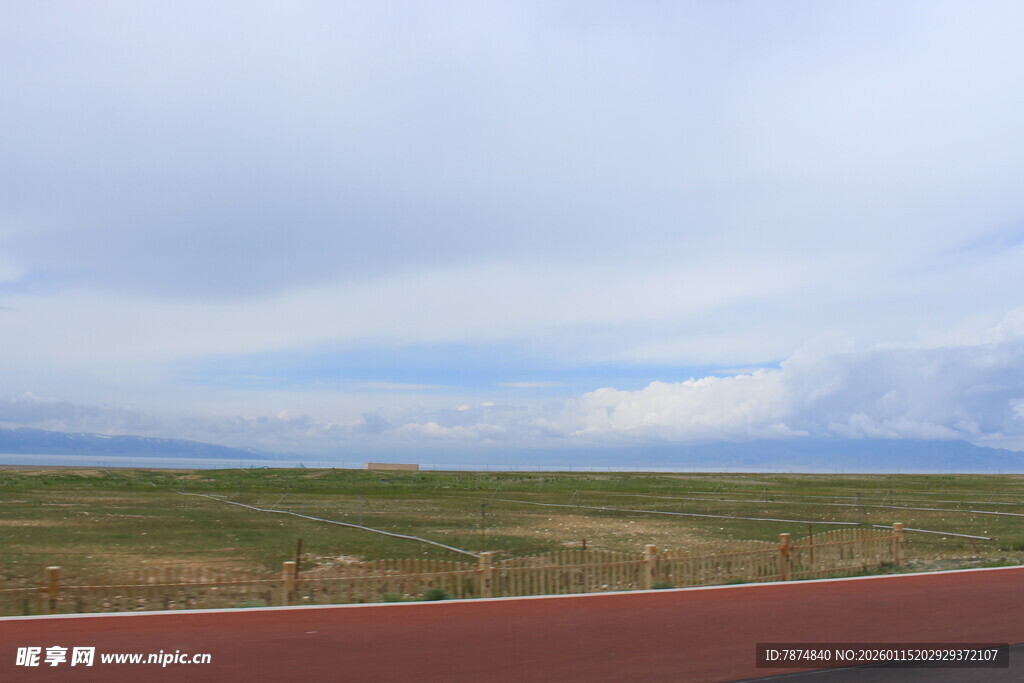 公路边的开阔风景