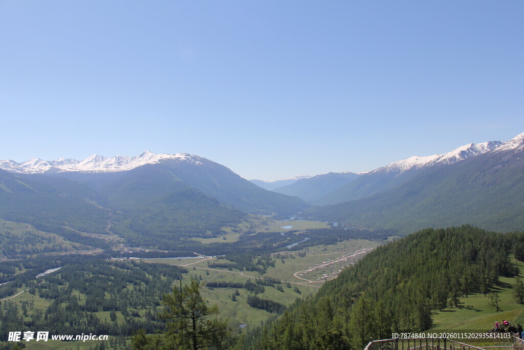 山间美景 远眺壮丽山峦