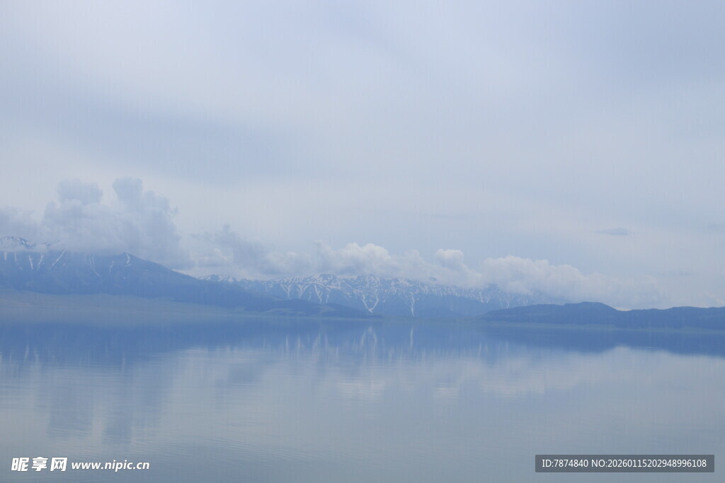 宁静湖面与远处山峦倒影