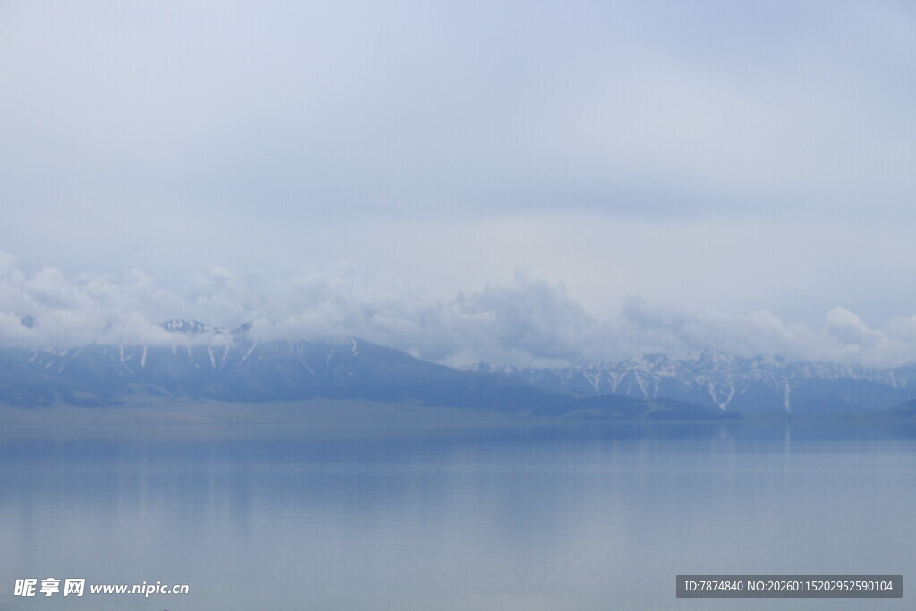 宁静湖面映远处雪山