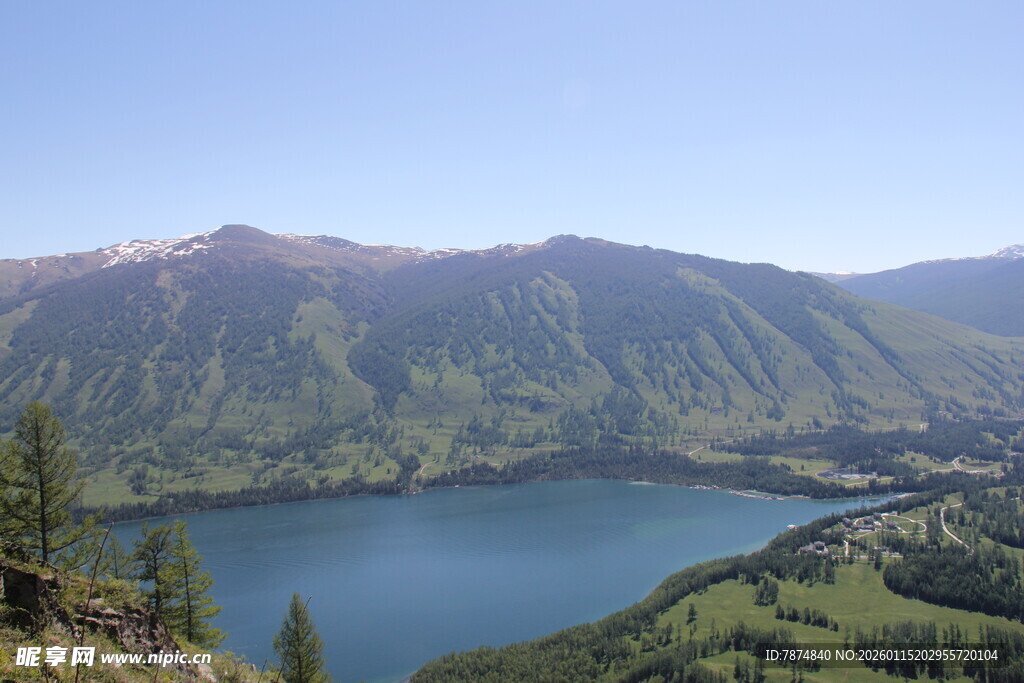高山环抱的静谧蓝色湖泊