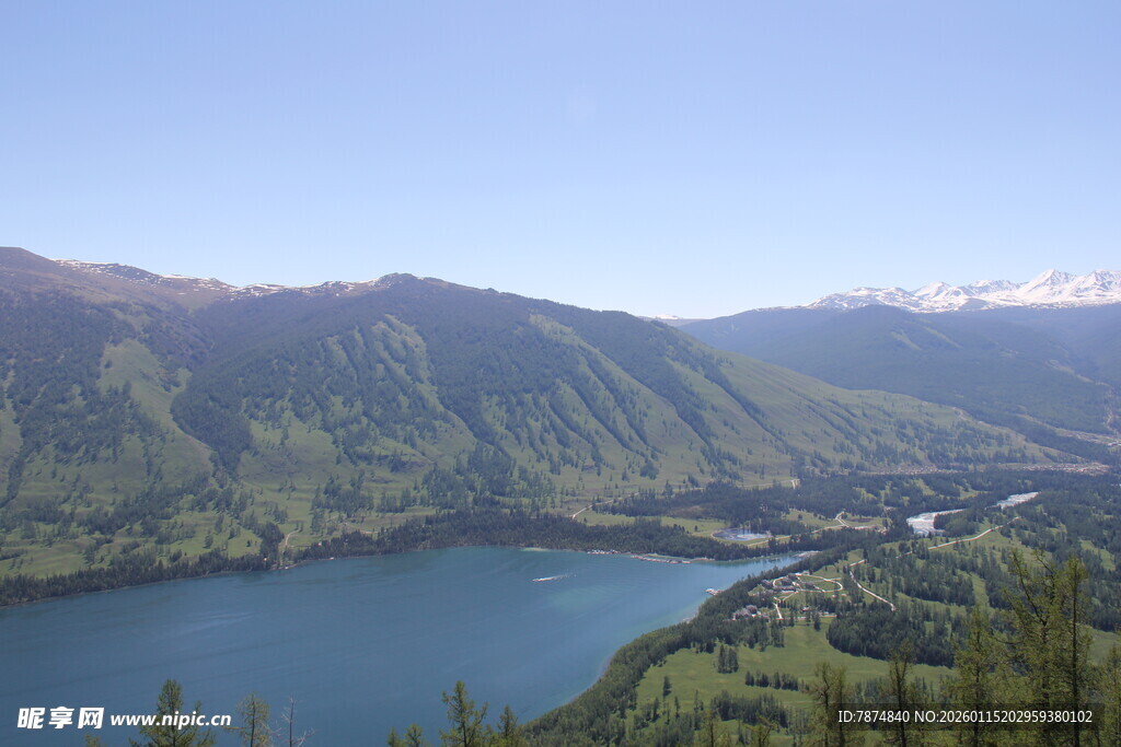 高山环抱的静谧蓝色湖泊