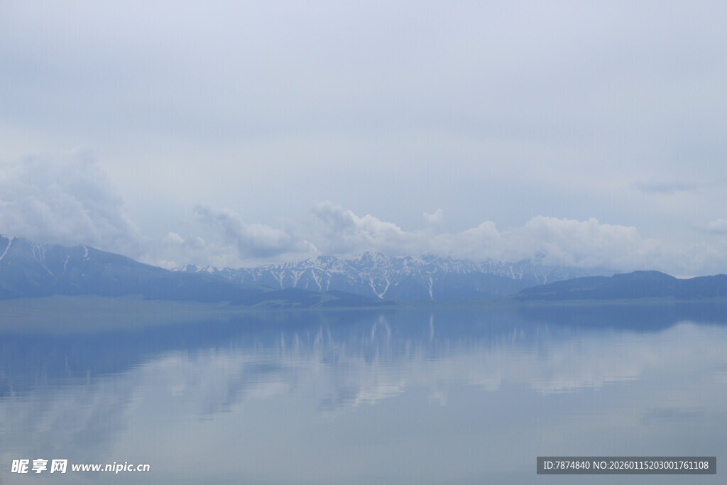 平静湖面映雪山美景