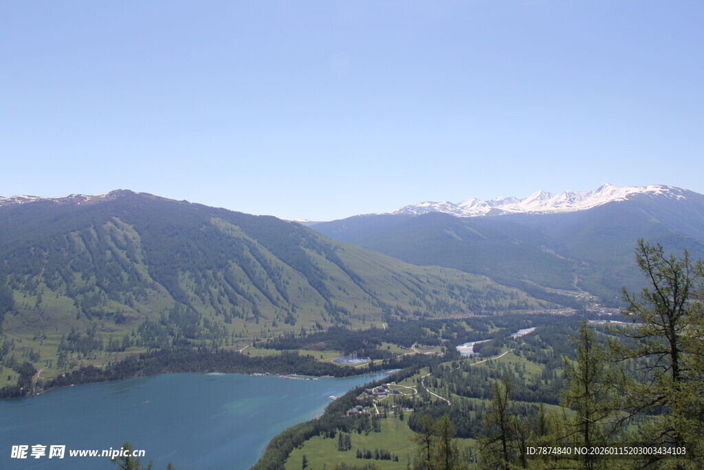 高山湖泊壮丽自然景观