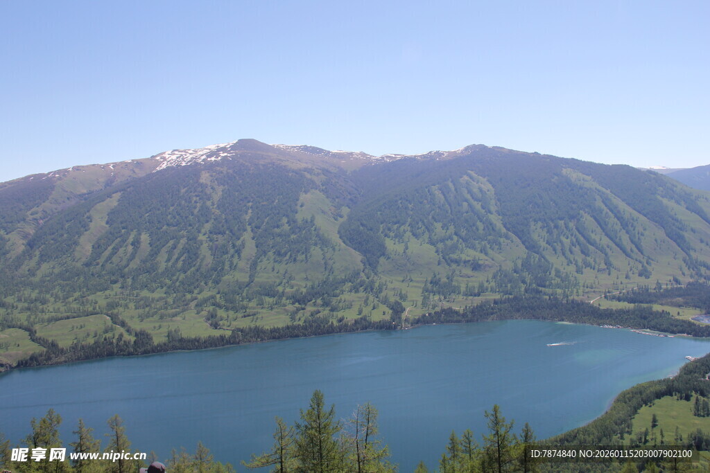 高山湖泊美景