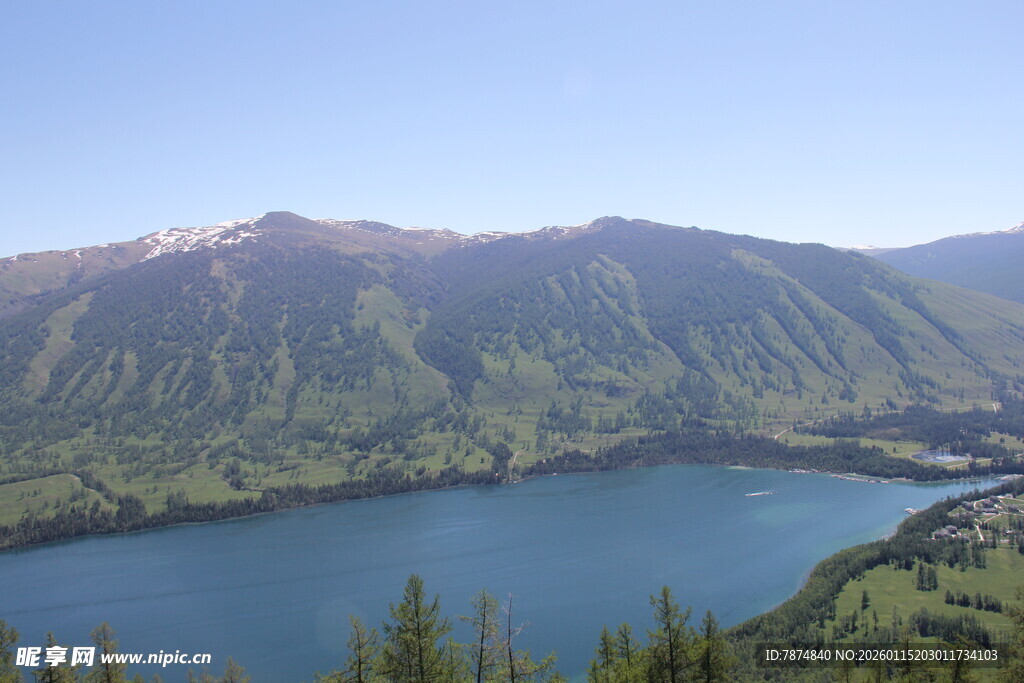 高山环抱的静谧蓝色湖泊