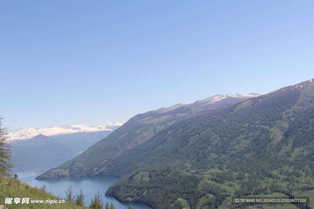 湖畔青山美景