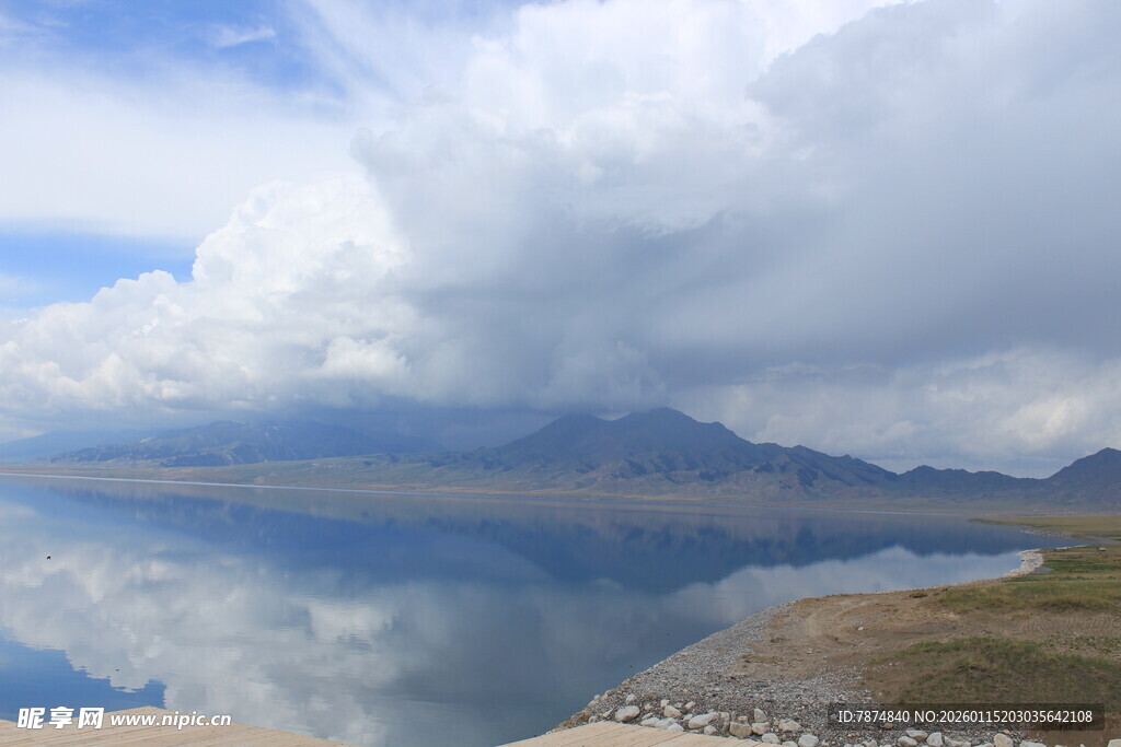 湖畔山峦美景
