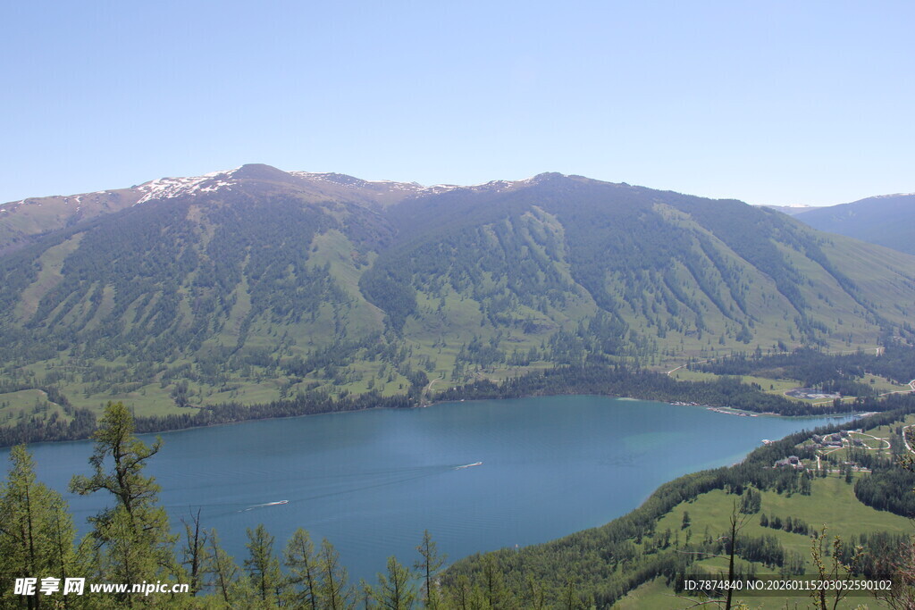 高山环抱的静谧蓝色湖泊