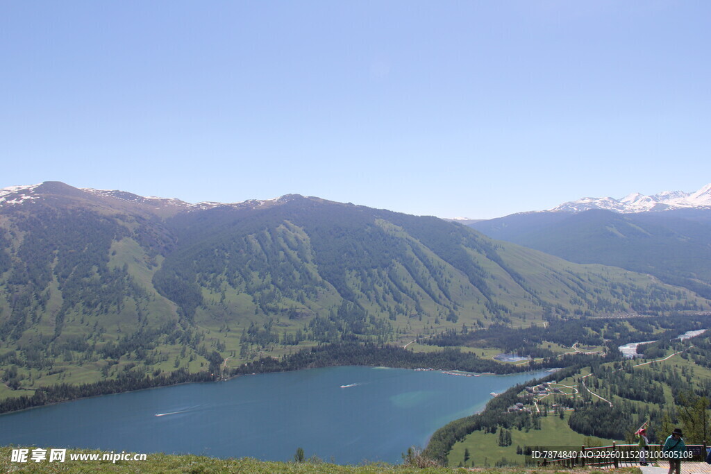 高山湖泊美丽风光
