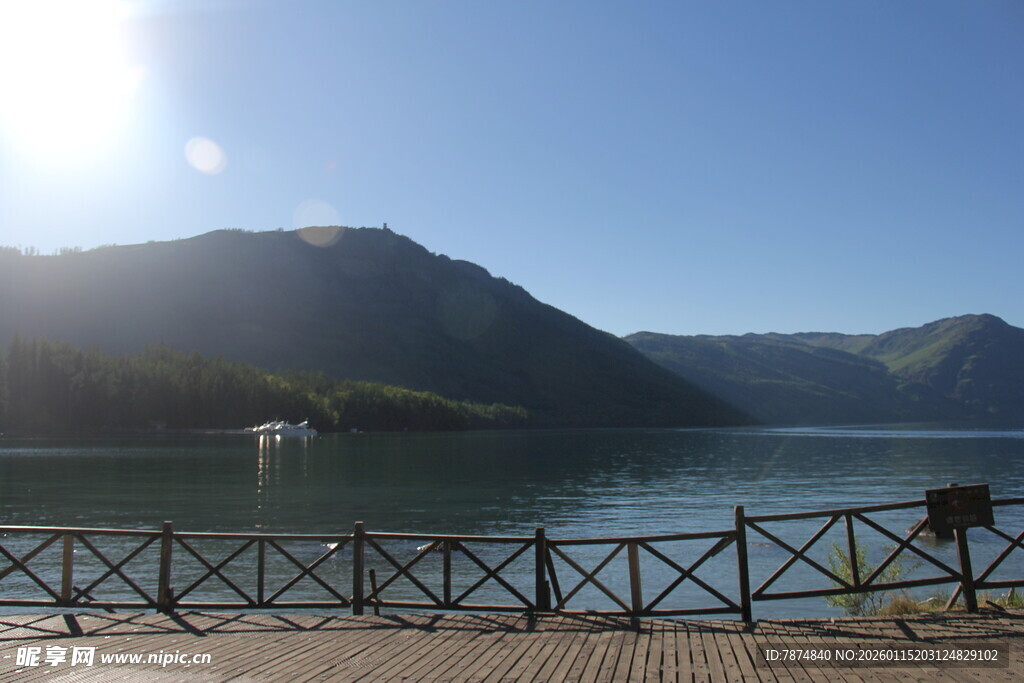 湖畔美景 远山与阳光相伴
