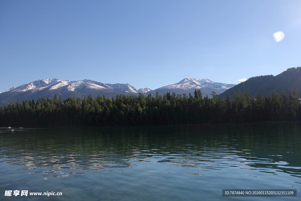 湖畔雪山美景