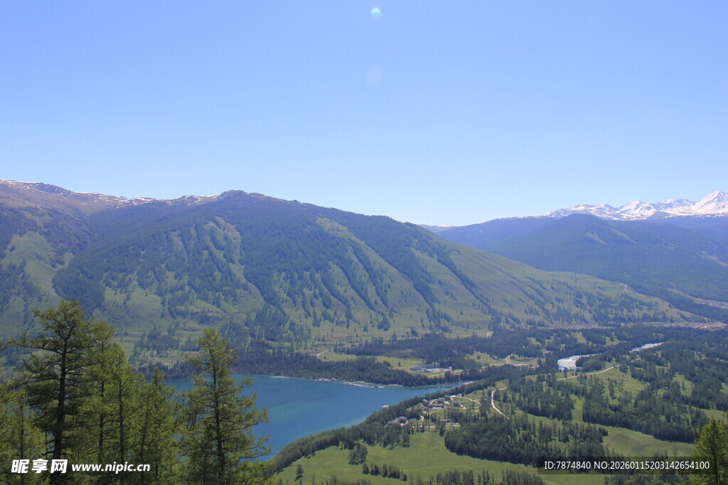 高山湖泊美景