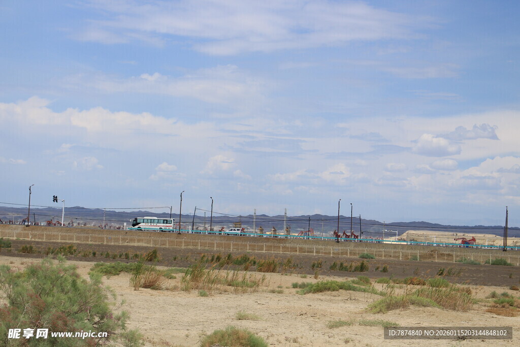 旷野中的电力设施远景