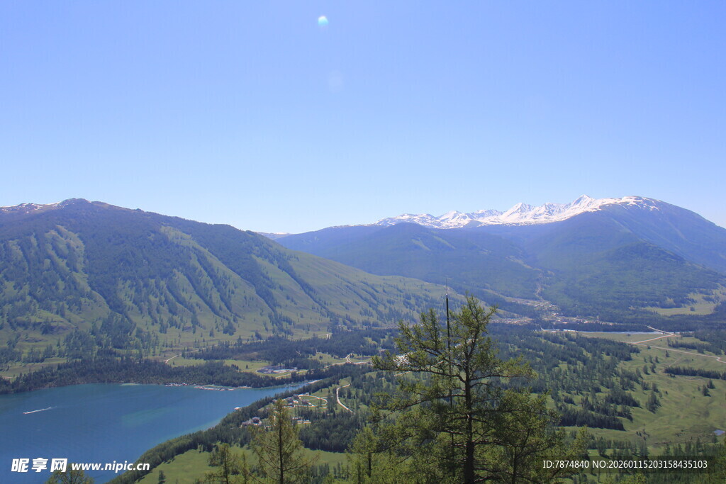 山间湖畔美景