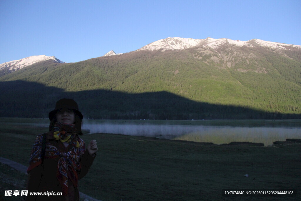 湖畔女子与远山美景