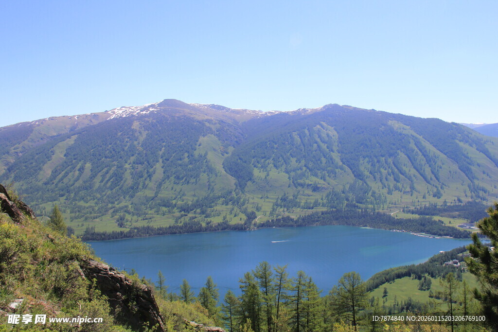高山湖泊美景