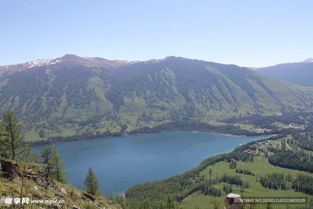 高山湖畔美景