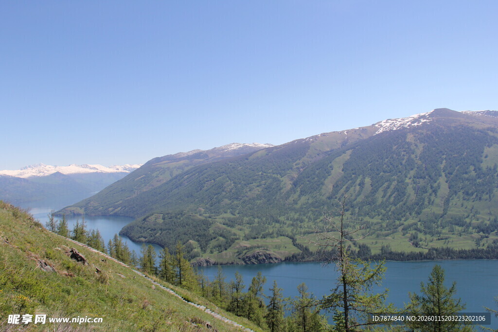 高山湖畔美景