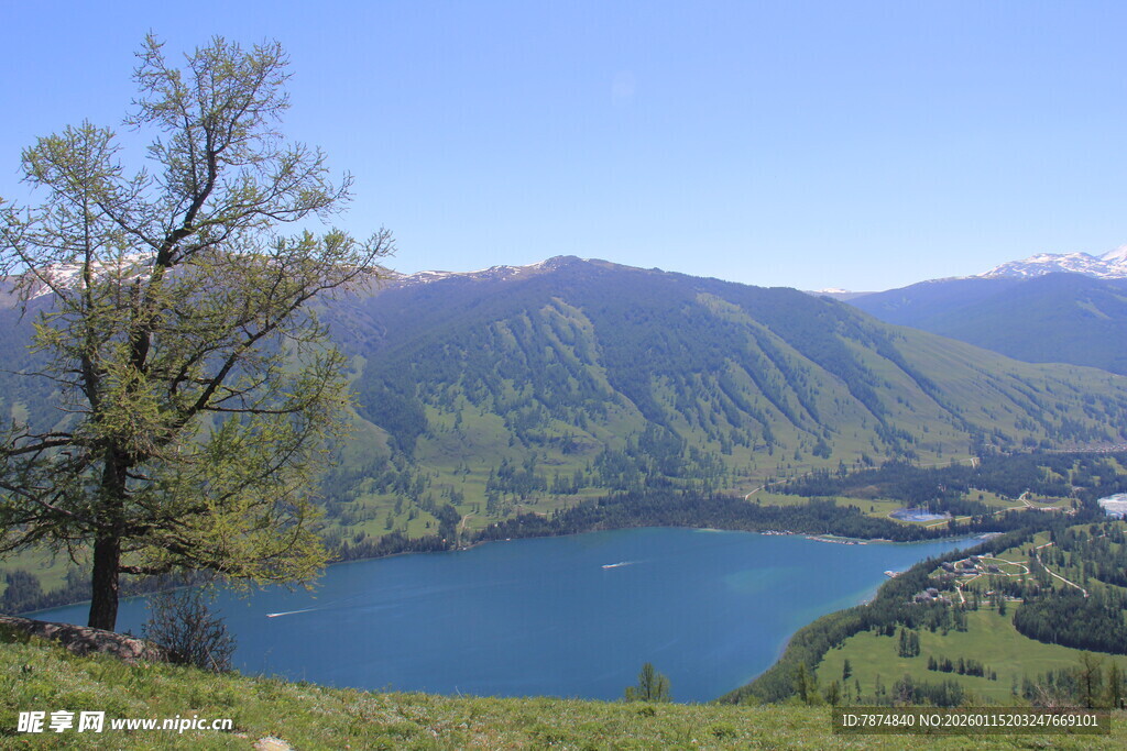 山间蓝湖美景