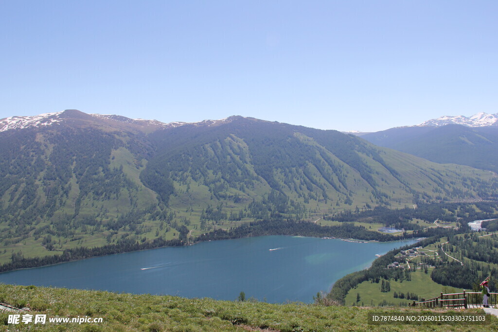 高山环抱中的静谧湖泊