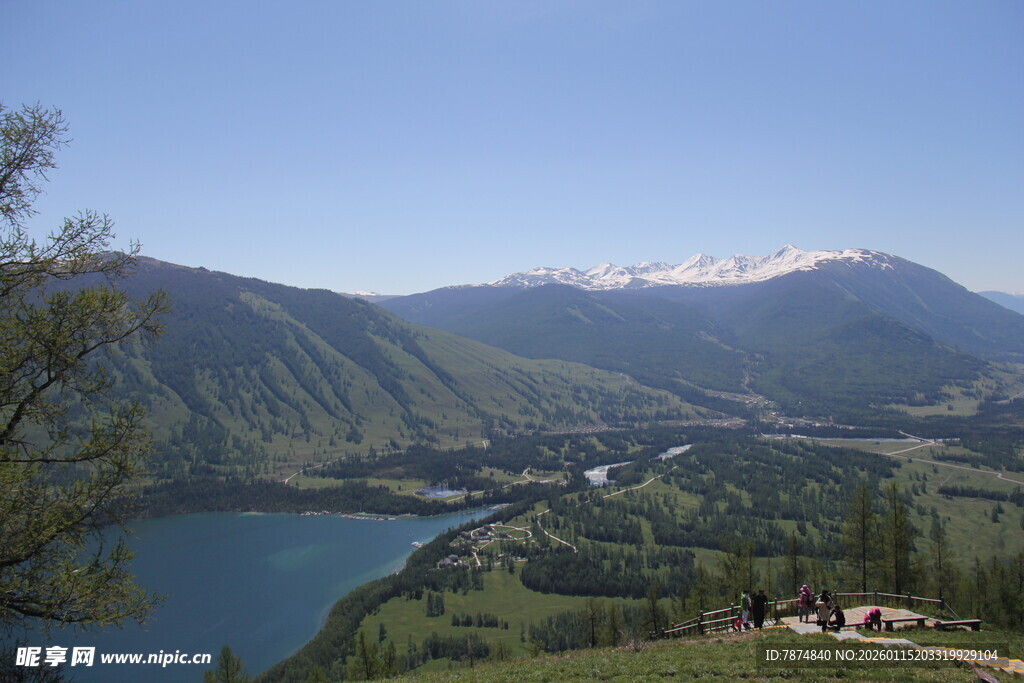 山间湖泊美景